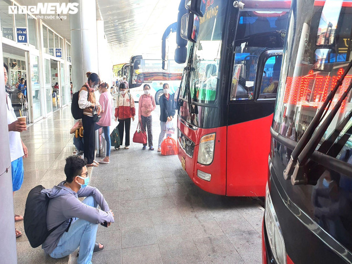 Dòng người ‘đổ bộ’ về Đà Nẵng, sân bay, ga tàu, bến xe nhộn nhịp - 8