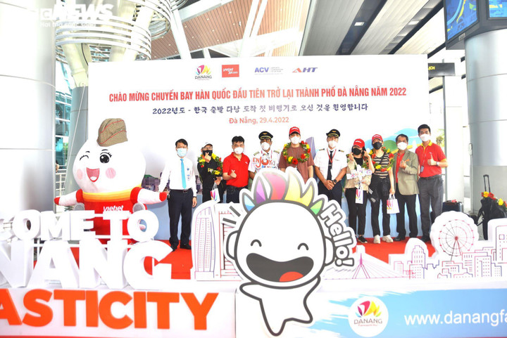 Đón chuyến bay thương mại quốc tế đầu tiên từ Hàn Quốc đến Đà Nẵng - 1