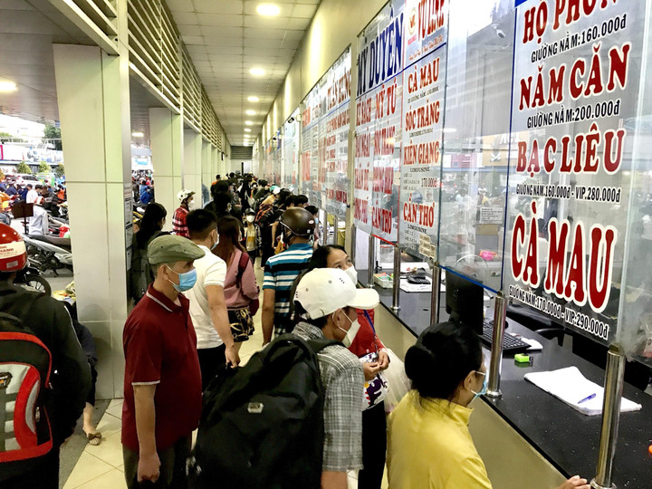 Ảnh: Bến xe Miền Tây chật kín người đón xe về quê nghỉ lễ - 1