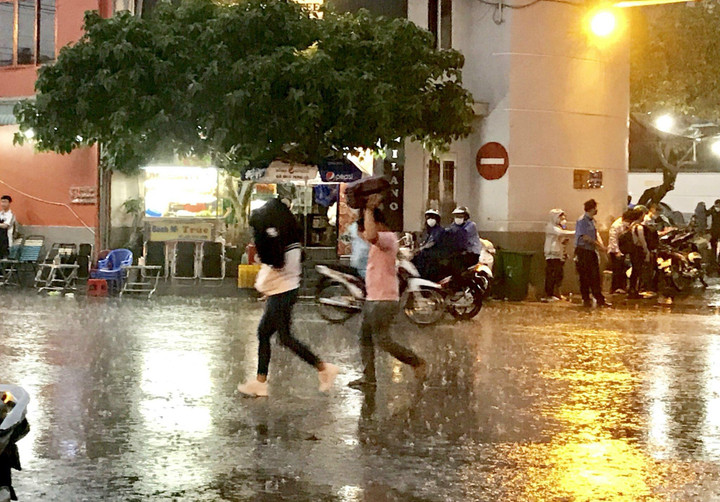 Ảnh: Bến xe Miền Tây chật kín người đón xe về quê nghỉ lễ - 9