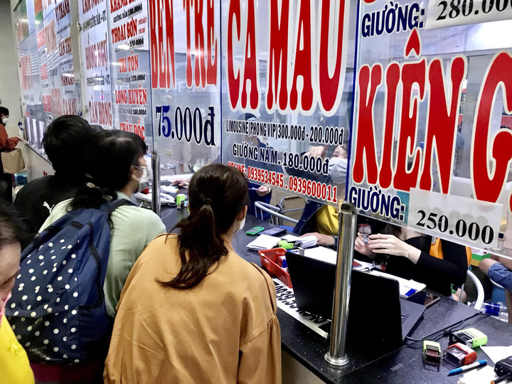 Ảnh: Bến xe Miền Tây chật kín người đón xe về quê nghỉ lễ - 2