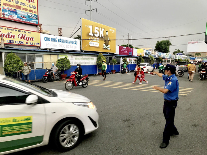 Ảnh: Bến xe Miền Tây chật kín người đón xe về quê nghỉ lễ - 3