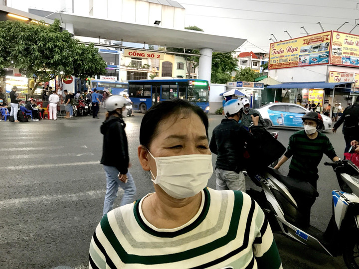 Ảnh: Bến xe Miền Tây chật kín người đón xe về quê nghỉ lễ - 5