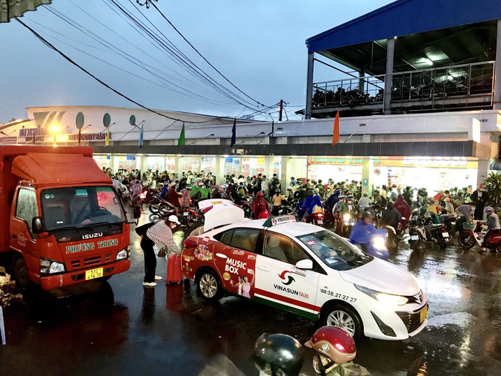 Ảnh: Bến xe Miền Tây chật kín người đón xe về quê nghỉ lễ - 6