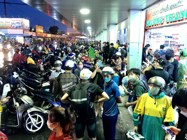 Ảnh: Bến xe Miền Tây chật kín người đón xe về quê nghỉ lễ - 8