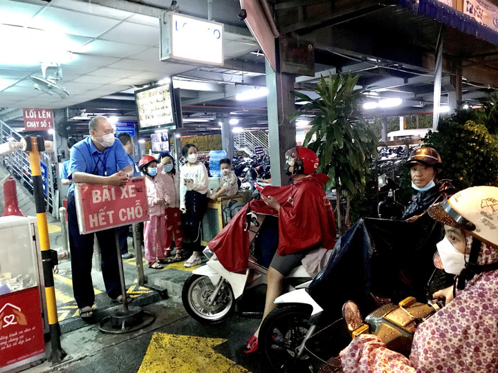 Ảnh: Bến xe Miền Tây chật kín người đón xe về quê nghỉ lễ - 7