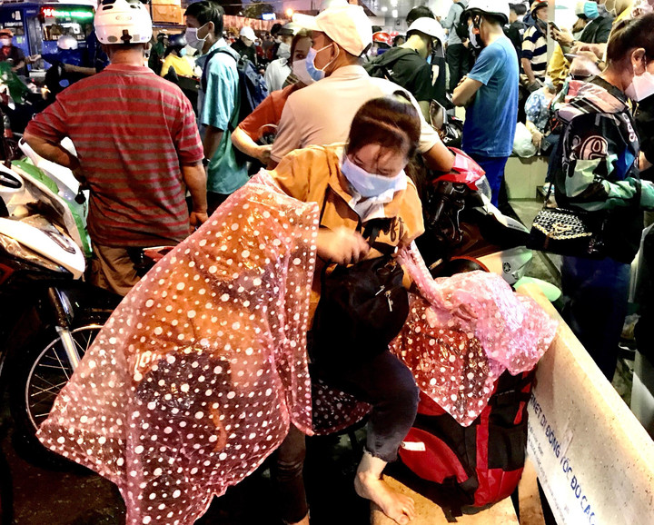 Ảnh: Bến xe Miền Tây chật kín người đón xe về quê nghỉ lễ - 10