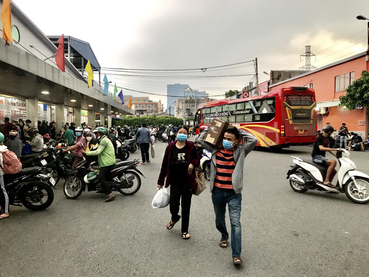 Ảnh: Bến xe Miền Tây chật kín người đón xe về quê nghỉ lễ - 4