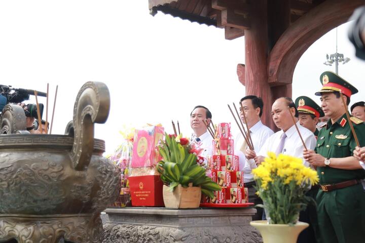 Chủ tịch nước dâng hương tưởng niệm anh hùng liệt sĩ Thành cổ Quảng Trị - 1