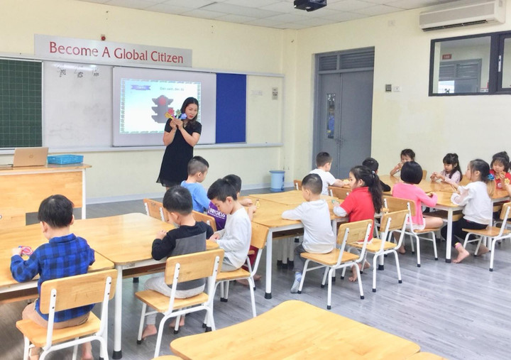 Giáo viên dạy 4 ca/ngày, kiếm bội tiền từ lớp tiền tiểu học - 1