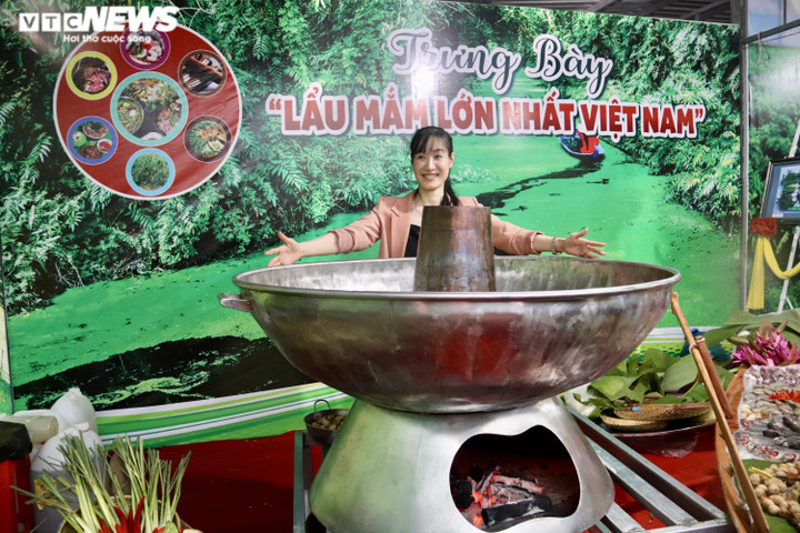 Nồi lẩu mắm lớn nhất Việt Nam, phục vụ cùng lúc 300 thực khách - 1