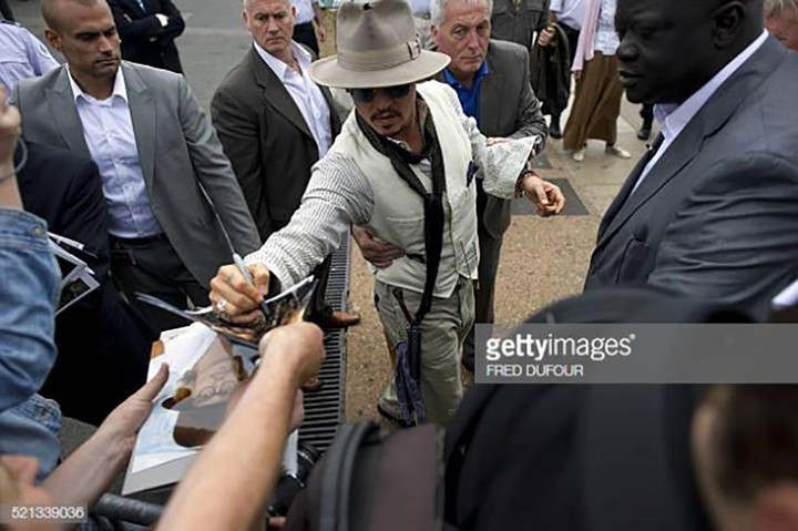 Chiều fan như Johny Depp: Giằng co với vệ sĩ của chính mình chỉ để làm điều này - 8