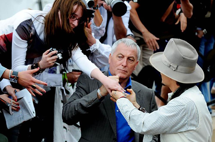 Chiều fan như Johny Depp: Giằng co với vệ sĩ của chính mình chỉ để làm điều này - 9