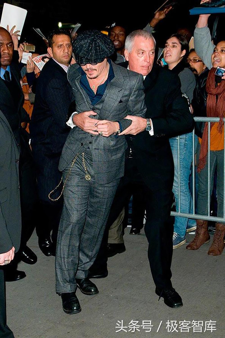 Chiều fan như Johny Depp: Giằng co với vệ sĩ của chính mình chỉ để làm điều này - 7
