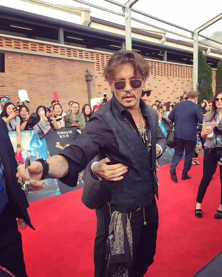 Chiều fan như Johny Depp: Giằng co với vệ sĩ của chính mình chỉ để làm điều này - 6