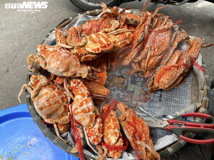 Những mẹt ghẹ vỉa hè Hà Nội kiếm chục triệu đồng mỗi ngày - 1