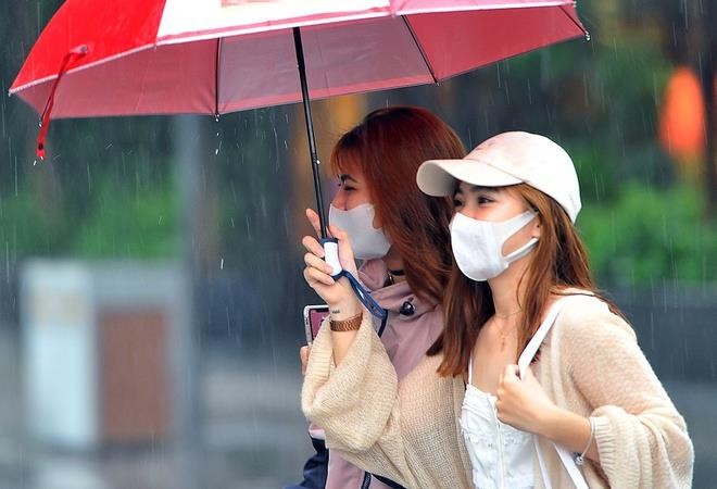 Thời tiết ngày 29/4: Miền Bắc giảm nhiệt, mưa rào rải rác - 1