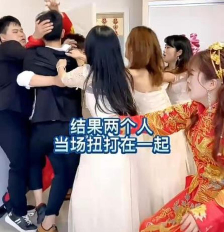 Bạn trai cũ lẻn vào ôm chân cô dâu khóc, phản ứng của cô gái còn gây bất ngờ hơn - 3