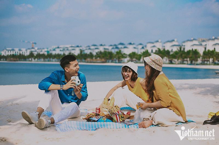 Homestay ven Hà Nội 'cháy' phòng, dân thuê đồ cắm trại giữa trời