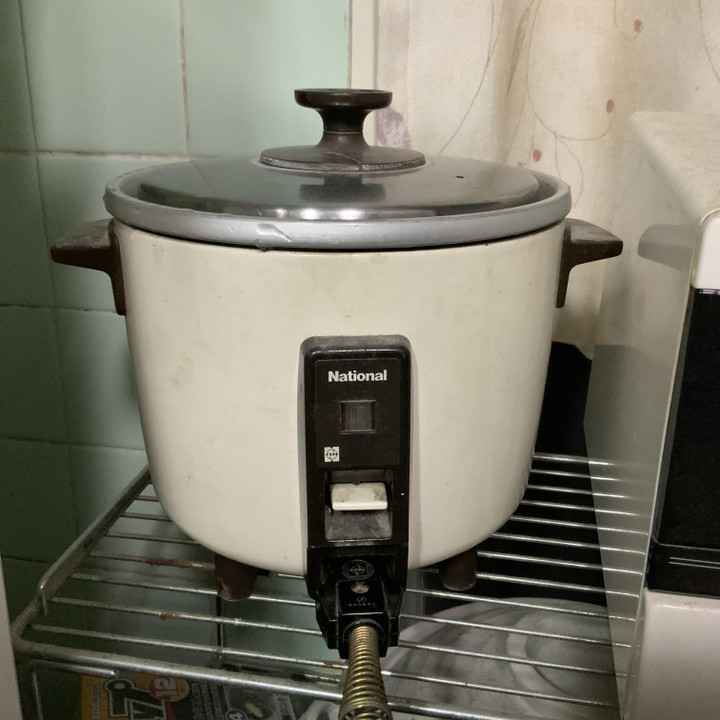 Chờ nồi cơm hư để thay cái mới, ông chú bất lực vì sau 35 năm vẫn chưa chịu hỏng - 1