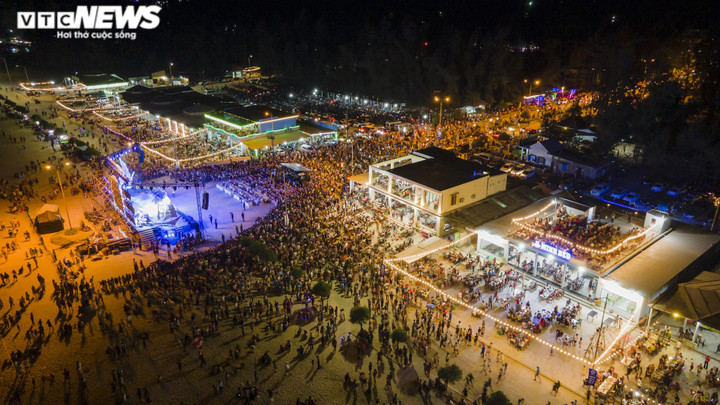 Hàng nghìn du khách dự Fastival biển đầu tiên do thành phố Huế tổ chức - 1