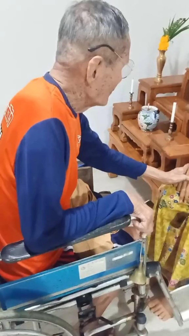 Câu chuyện cụ ông hằng ngày nắm tay tâm sự với tượng sáp khiến ai cũng ngưỡng mộ - 2