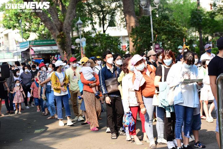 Xếp hàng dài chờ mua vé vào Thảo cầm viên - 4
