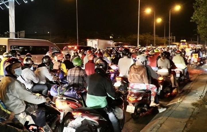 Ảnh tắc đường khủng khiếp nhất trong nhiều năm qua ở Hà Nội và TP.HCM - 12