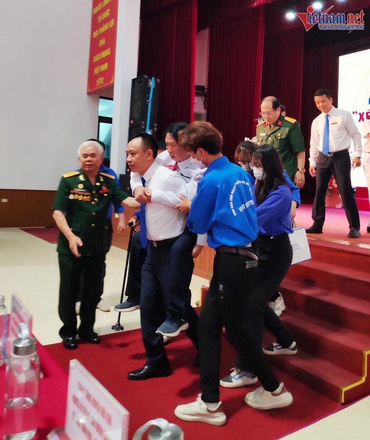 Thầy hiệu trưởng cõng bác thương binh ở lễ kỷ niệm 30/4 gây xúc động