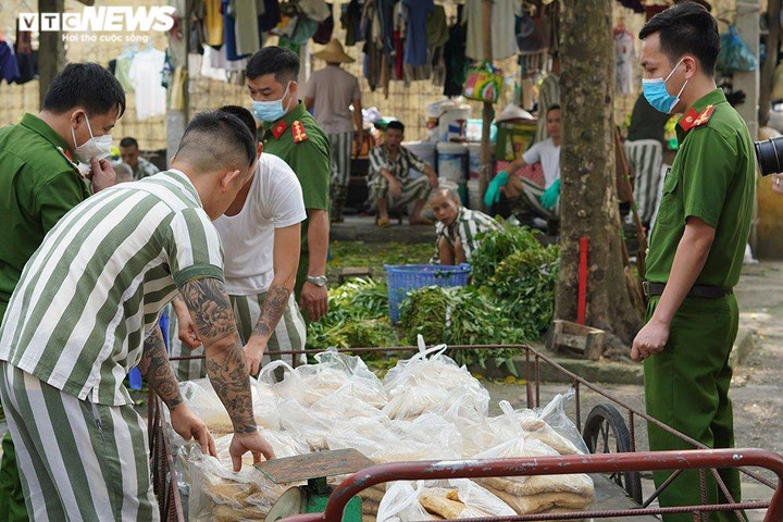 Ảnh: Bữa ăn đặc biệt của phạm nhân trong ngày lễ 30/4 - 4