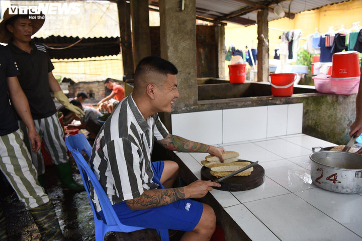 Ảnh: Bữa ăn đặc biệt của phạm nhân trong ngày lễ 30/4 - 7