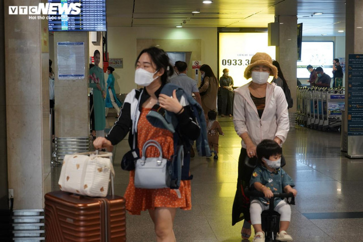 Ngày đầu nghỉ lễ, sân bay Tân Sơn Nhất đông nghịt người - 4