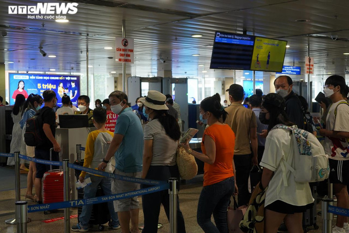 Ngày đầu nghỉ lễ, sân bay Tân Sơn Nhất đông nghịt người - 15