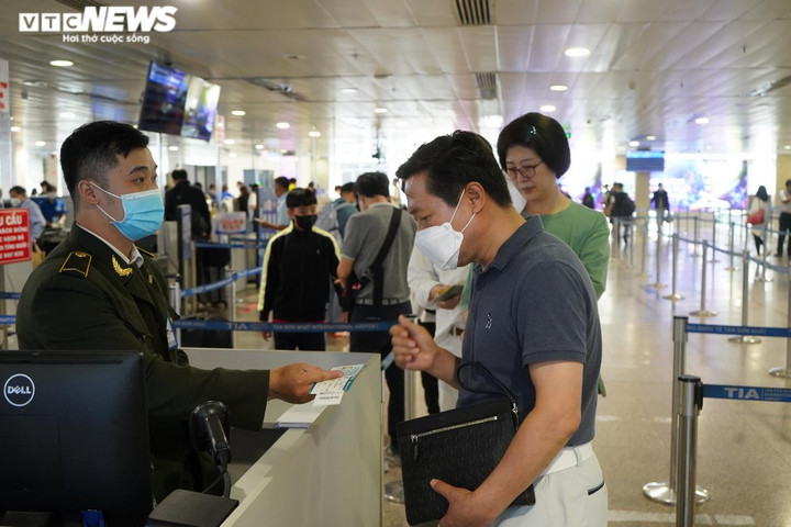 Ngày đầu nghỉ lễ, sân bay Tân Sơn Nhất đông nghịt người - 18