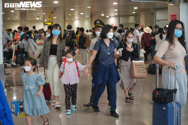 Ngày đầu nghỉ lễ, sân bay Tân Sơn Nhất đông nghịt người - 6