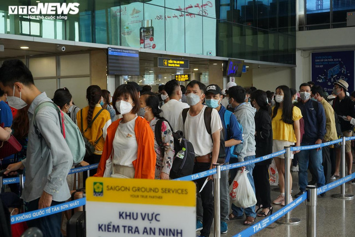 Ngày đầu nghỉ lễ, sân bay Tân Sơn Nhất đông nghịt người - 16