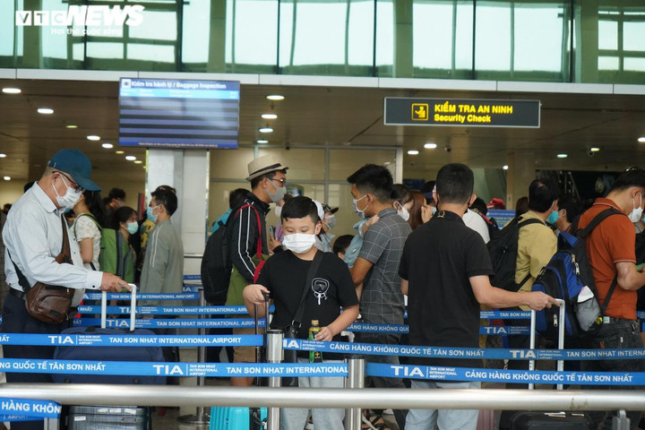 Ngày đầu nghỉ lễ, sân bay Tân Sơn Nhất đông nghịt người - 17