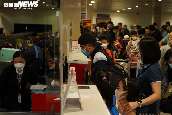 Ngày đầu nghỉ lễ, sân bay Tân Sơn Nhất đông nghịt người - 5