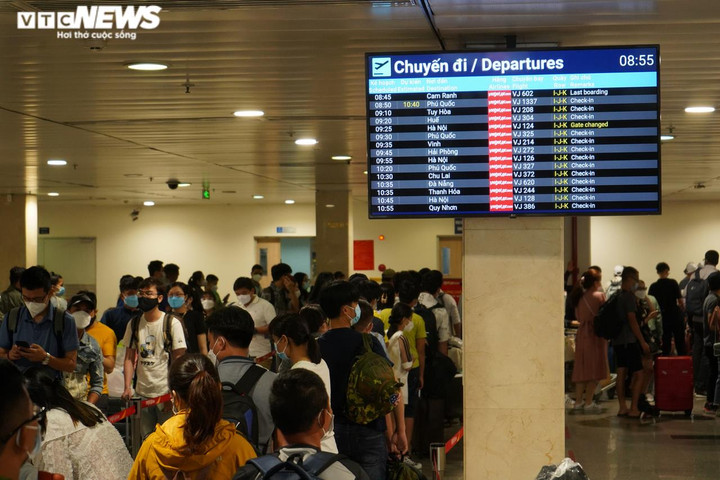 Ngày đầu nghỉ lễ, sân bay Tân Sơn Nhất đông nghịt người - 3