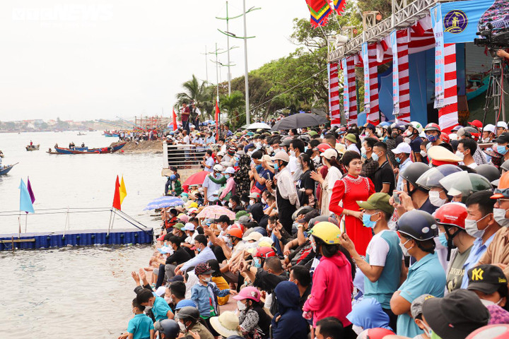 Ảnh: Hơn 200 tay chèo tranh tài đua thuyền trên sông Nhật Lệ - 6