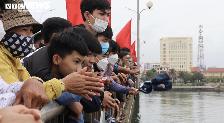 Ảnh: Hơn 200 tay chèo tranh tài đua thuyền trên sông Nhật Lệ - 7