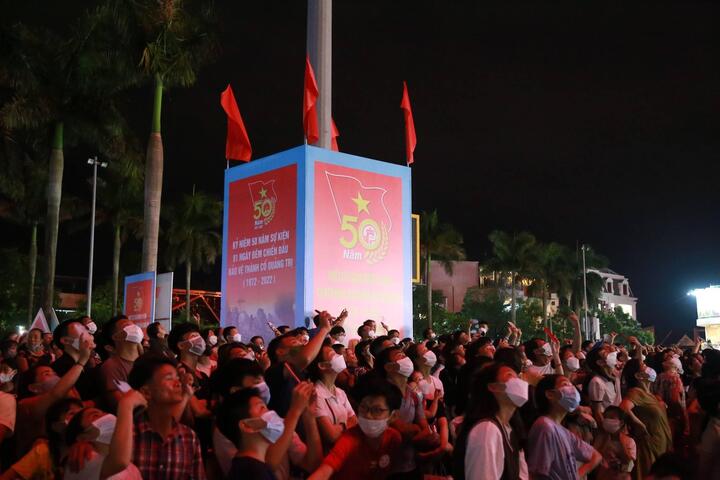 Ảnh: Ngắm pháo hoa rực sáng lung linh ở Quảng Trị - 13