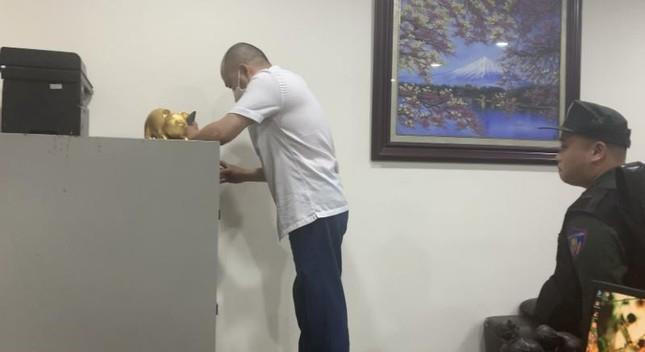 Phá két sắt khi khám xét AIC Group, thu giữ nhiều tài liệu quan trọng - 1