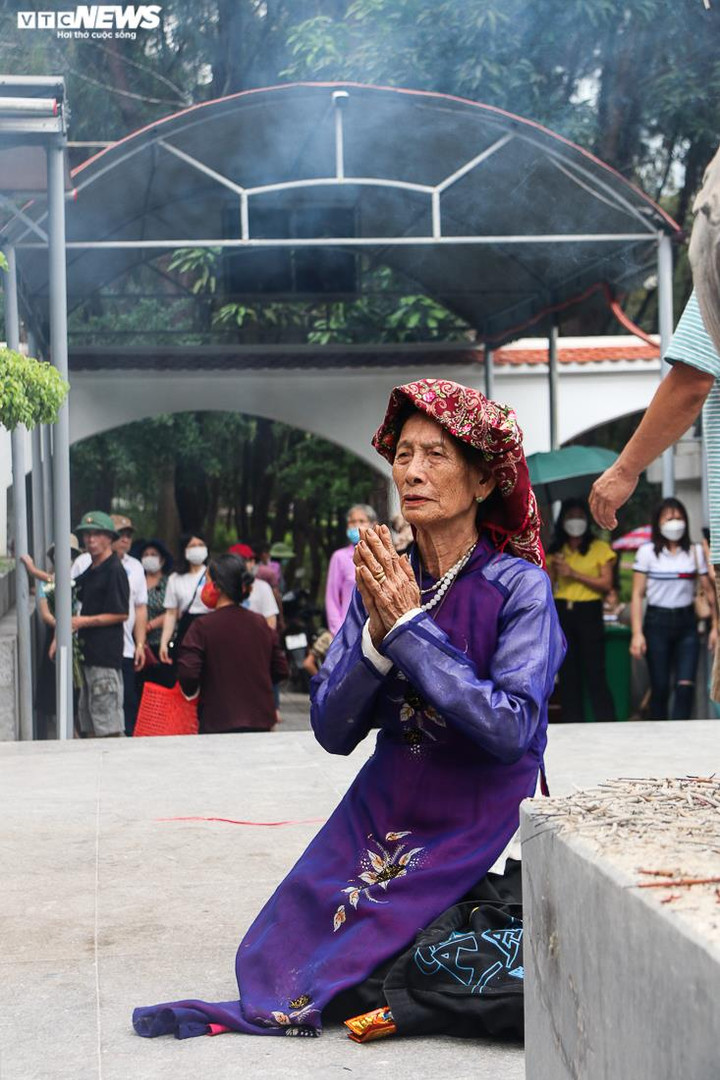 Ảnh: Dòng người hành hương về Ngã ba Đồng Lộc tri ân liệt sĩ dịp 30/4 - 5