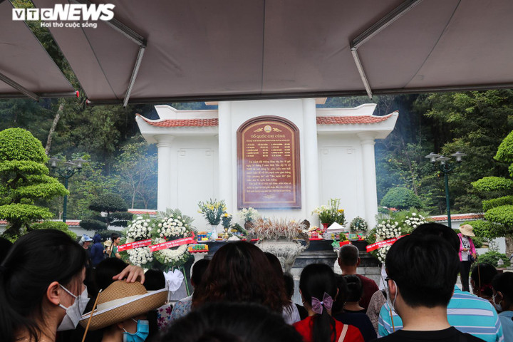 Ảnh: Dòng người hành hương về Ngã ba Đồng Lộc tri ân liệt sĩ dịp 30/4 - 15