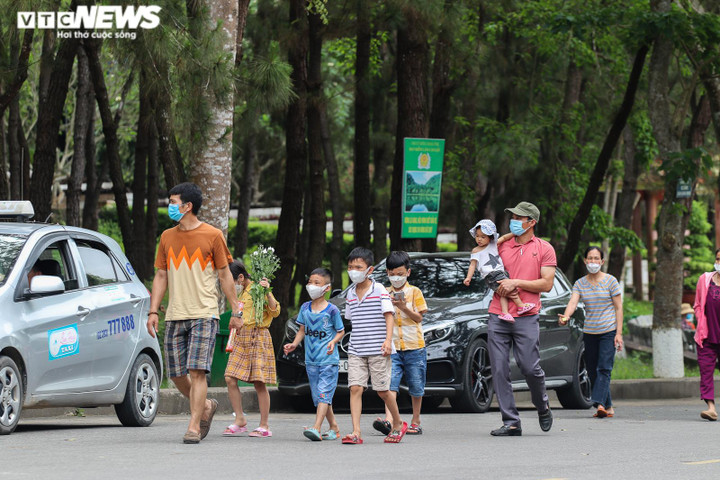 Ảnh: Dòng người hành hương về Ngã ba Đồng Lộc tri ân liệt sĩ dịp 30/4 - 13