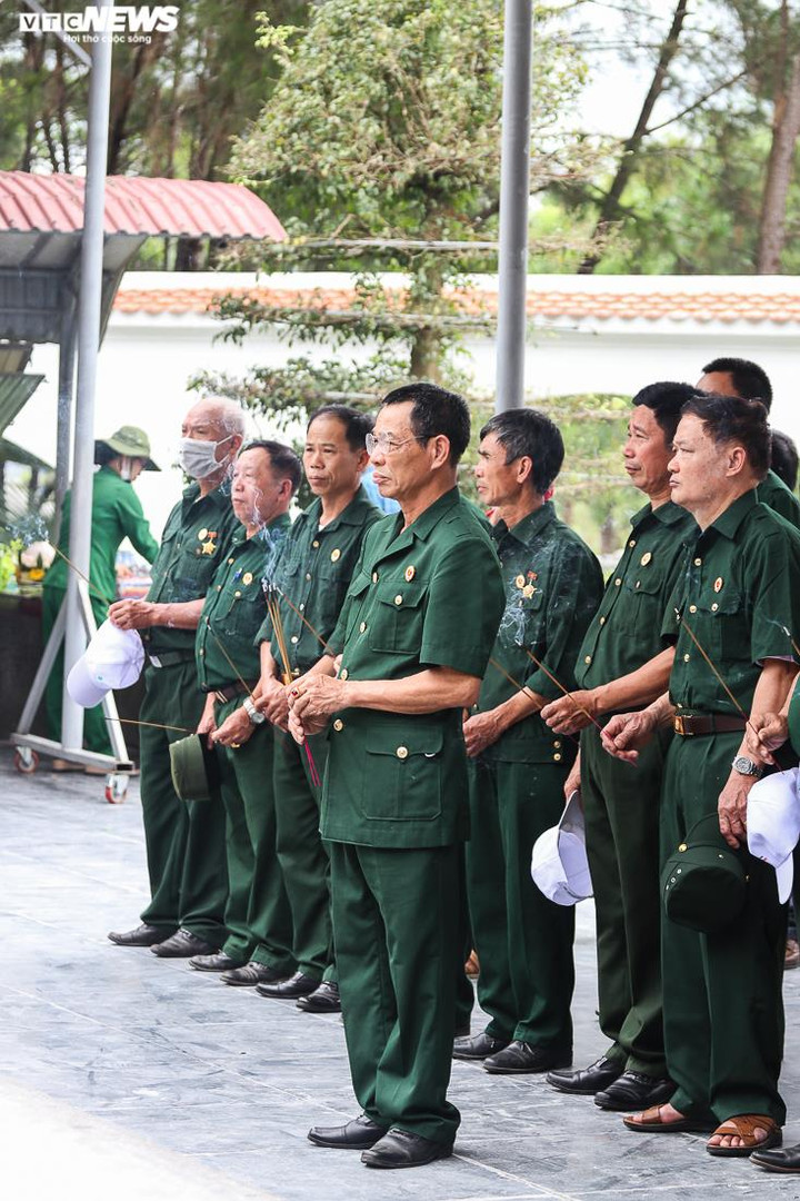 Ảnh: Dòng người hành hương về Ngã ba Đồng Lộc tri ân liệt sĩ dịp 30/4 - 6