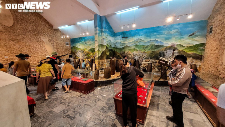 Ảnh: Dòng người hành hương về Ngã ba Đồng Lộc tri ân liệt sĩ dịp 30/4 - 11