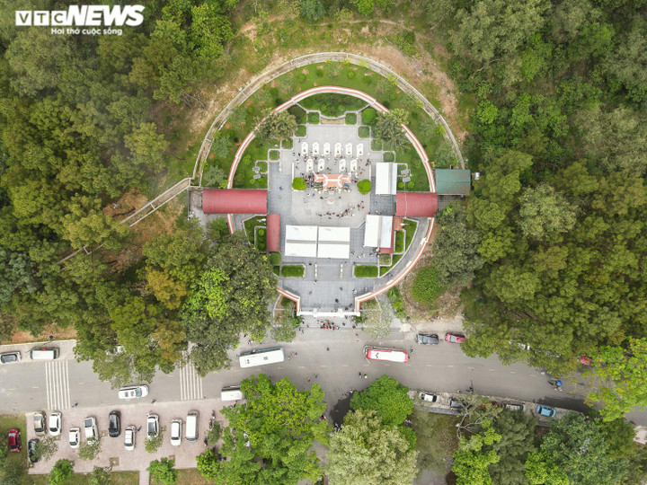 Ảnh: Dòng người hành hương về Ngã ba Đồng Lộc tri ân liệt sĩ dịp 30/4 - 14