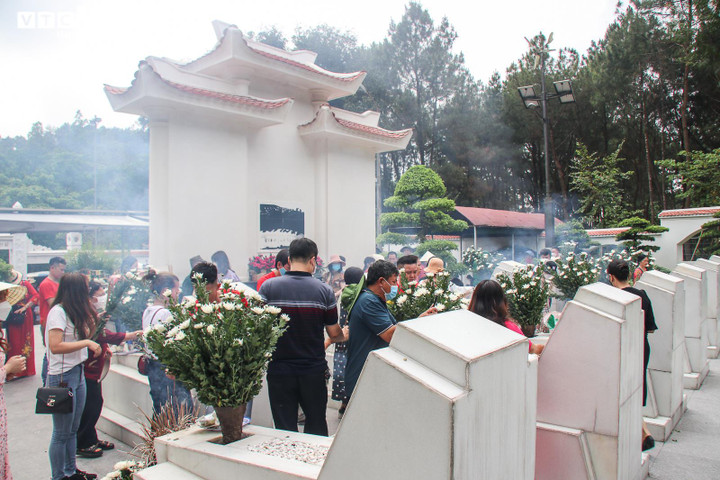 Ảnh: Dòng người hành hương về Ngã ba Đồng Lộc tri ân liệt sĩ dịp 30/4 - 4